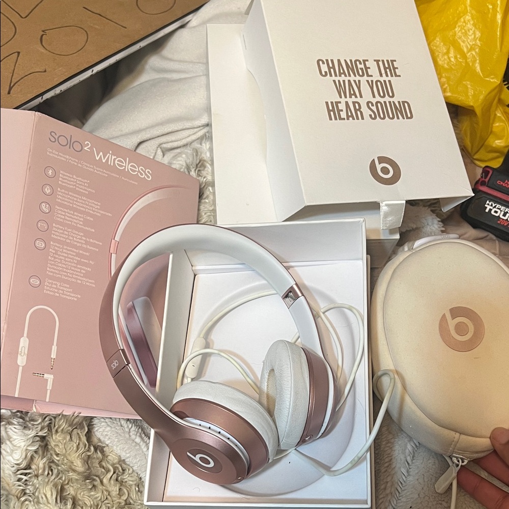 Beats Solo2 Wireless Headphones in Special Edition Rose Gold